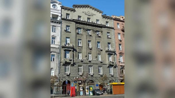 Дронова атака на Бориспільщині знищила сім вантажівок на підприємстві Фасад будинку №10 на Хрещатику з барельєфами Гефеста, Гермеса і Посейдона та пілястрами коринфського ордера