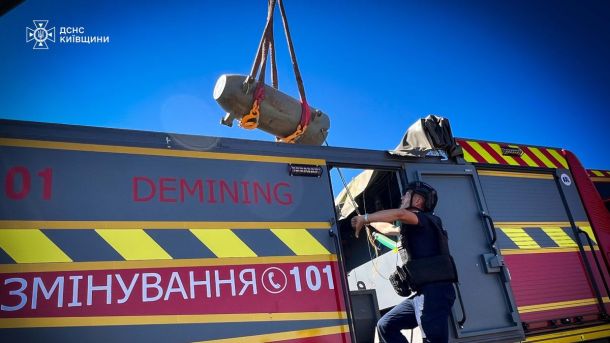У Протасовому Яру проходять безкоштовні кіновечори просто неба Модель пожежної машини з піднятим пожежним та обладнанням для гасіння пожеж у Києві, підготовки до аварійних ситуацій та збереження безпеки міста.