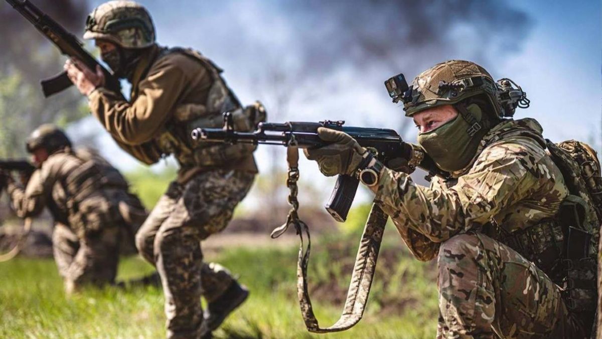 ЗСУ ліквідували 950 окупантів за добу: вибухи в Ростові та танкер Українські військові під час вишколу