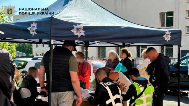Атака на Київ 15 червня: горить Лавра, 20+ поранених Поліцейські приймають заяви мешканців біля мобільного пункту в Києві після нічної атаки рф 15 червня 2026 року