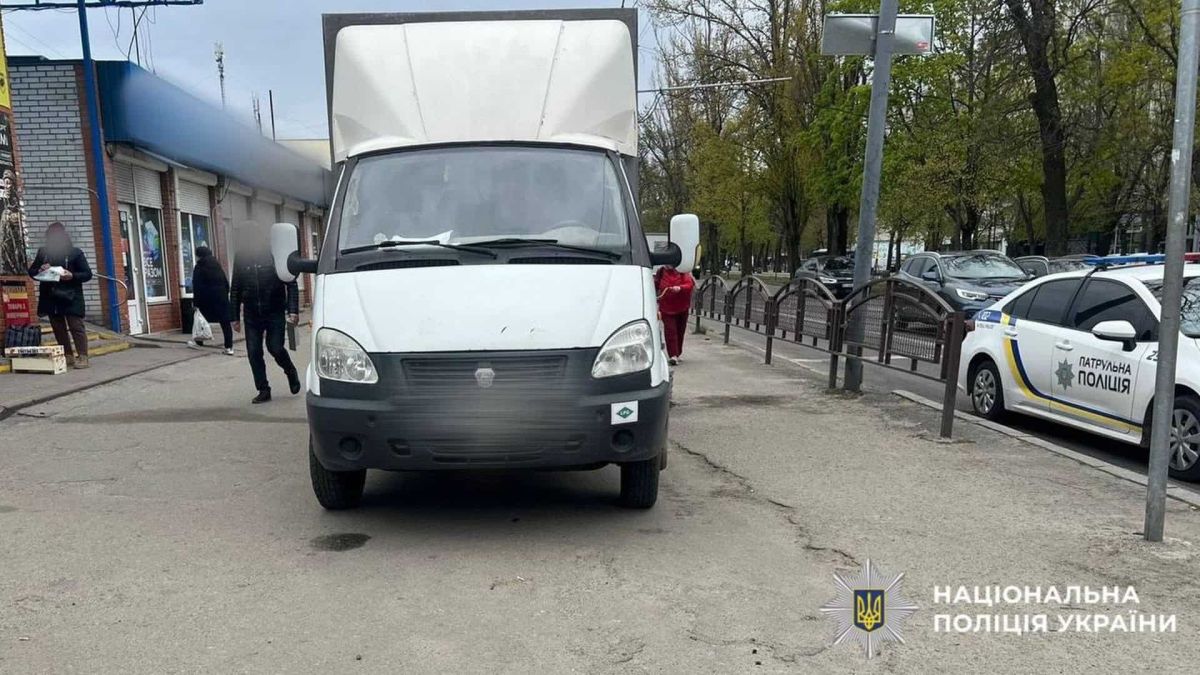 ДТП у Білій Церкві: Газель збила 84-річного пенсіонера заднім ходом Вантажний автомобіль Газель біля центрального входу на ринок по бульвару Олександрійський у Білій Церкві — місце ДТП з наїздом на 84-річного пішохода 30 квітня 2026 року