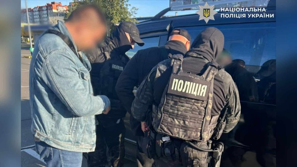 На Броварщині підозрюють чоловіка у продажу фіктивної інвалідності за $7000 Поліцейські Київщини повідомили про підозру 42-річному мешканцю Броварщини у шахрайстві з документами про інвалідність за 7000 доларів
