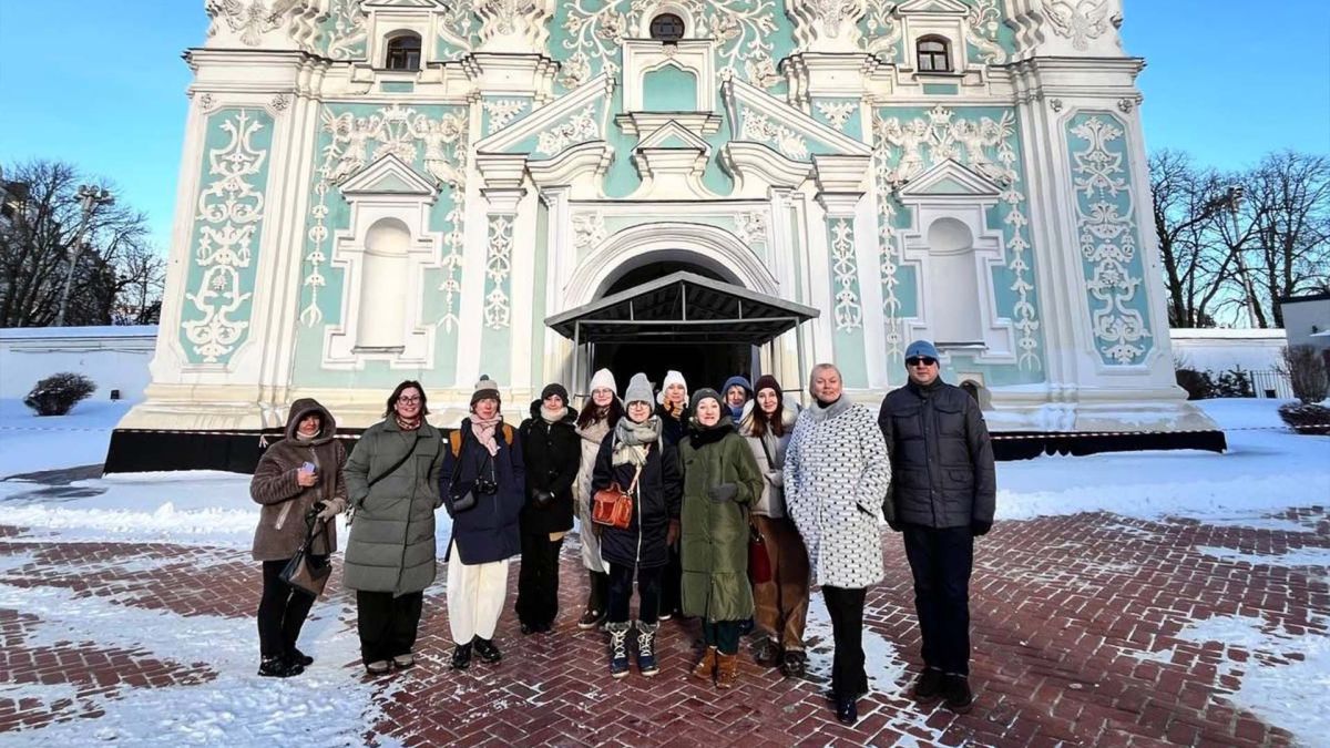 Місія ЮНЕСКО оцінює стан Софії Київської та Лаври Група учасників місії ЮНЕСКО позує на тлі Софійського собору в Києві взимку на засніженому подвір'ї