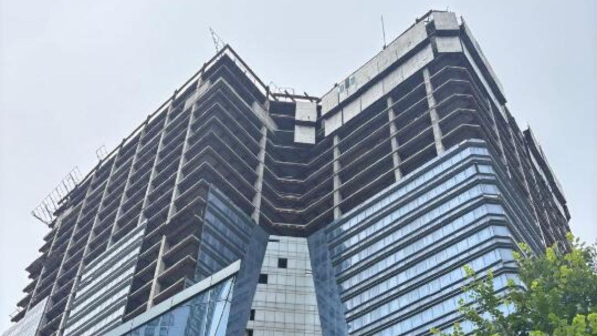 Хмарочос Sky Towers продали за 560 млн — у 12,7 разів дешевше за початкову ціну Недобудований бізнес-центр Sky Towers на перетині Берестейського проспекту та вулиці Борщагівської у Шевченківському районі Києва