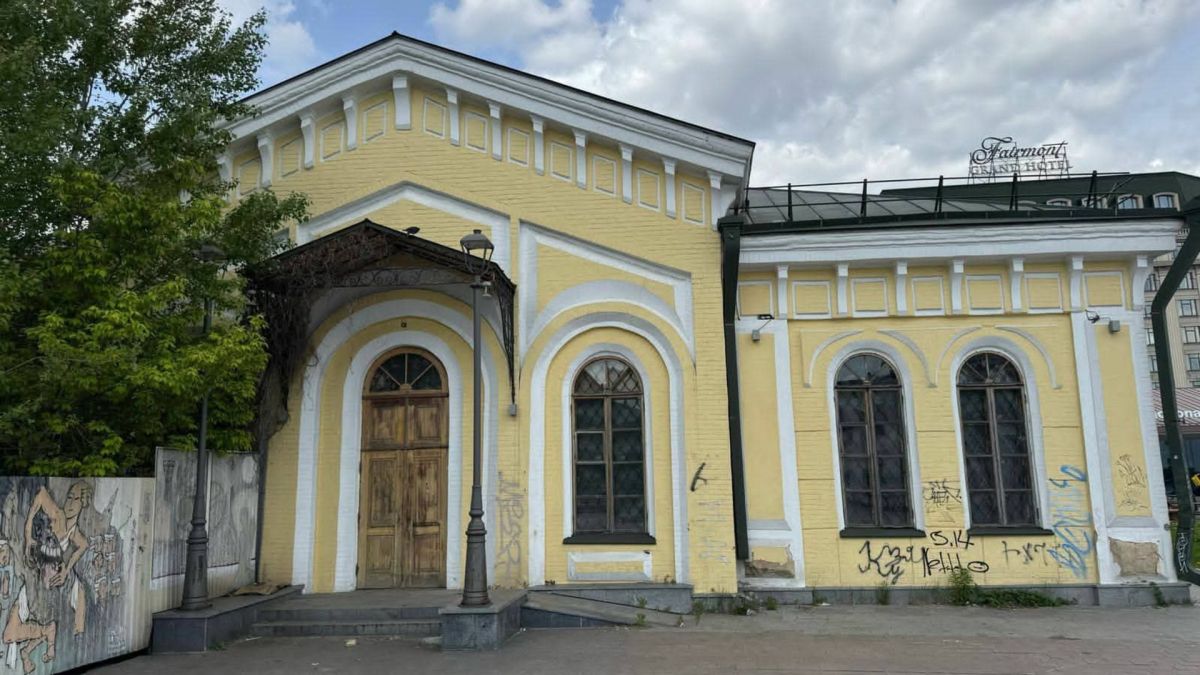 Поштова площа: історичну станцію 1865 року відреставрують за 3,3 млн грн Будівля Поштової станції на Подолі у занедбаному стані