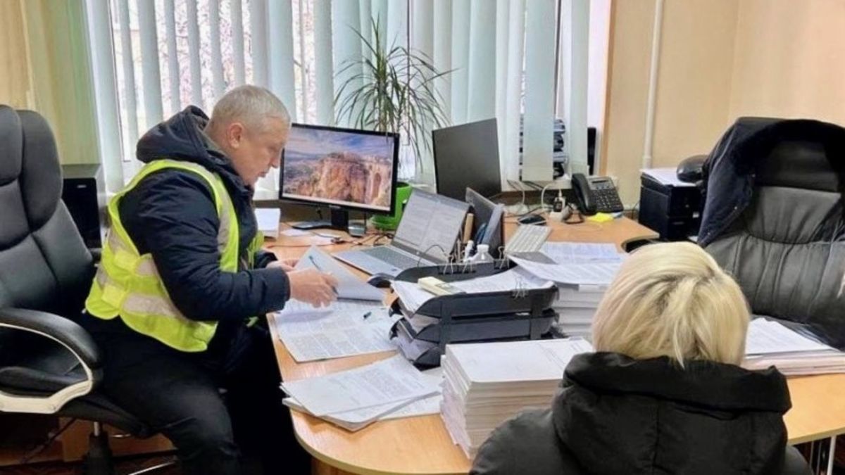 На Святошині посадовицю КП ШЕУ відправлять до суду за 450 тисяч збитків Поліцейський і обвинувачена