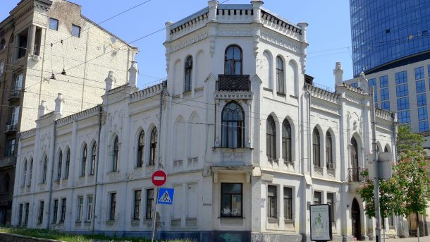 Пам'ятка 1850-х на Подолі: 170-річна садиба, але табличка не на тій будівлі Садиба мецената Івана Терещенка на бульварі Тараса Шевченка, 34 у Києві — білий двоповерховий особняк у стилі венеціанської готики з арковими вікнами та декоративними зубцями