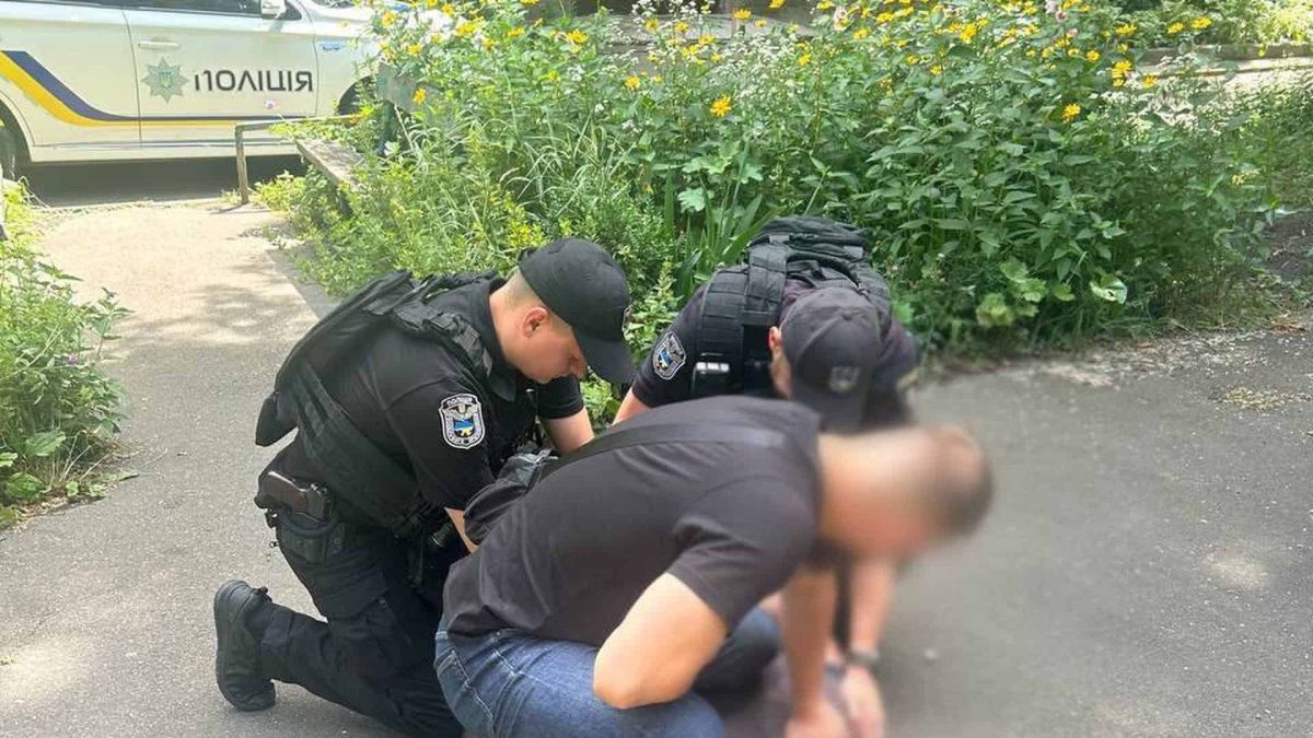 На Кирилівській військовий з гранатою пограбував кафе Поліцейські затримують 41-річного підозрюваного у розбійному нападі на кафе на вулиці Кирилівській у Києві, де зловмисник погрожував бойовою гранатою