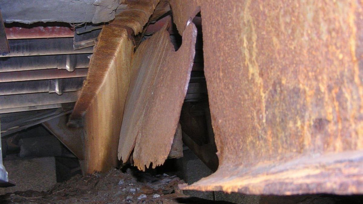 Міст Патона може впасти через прогнилі балки — попереджають науковці Критичні корозійні пошкодження металевих несівних конструкцій мосту імені Є.О. Патона у Києві, іржа та тріщини на балках