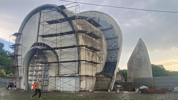 Чиновника КМДА судитимуть за паркінг на 3,6 млн, який списали не розпакованим Будівля крематорію в Києві під час реставраційних робіт, оточена риштуванням