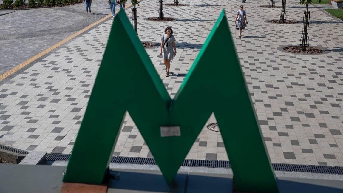 Як повернути загублену річ у метро: інструкція від «Київського метрополітену» Велика літера М, на фоні йдуть люди