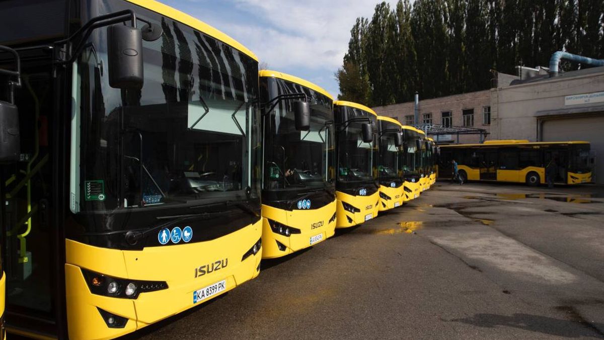 Автобуси №14-Т у Києві змінять маршрут 23 жовтня через ремонт на Гавела (схема) Колона нових жовтих автобусів ISUZU на території автопарку, припаркованих у кілька рядів