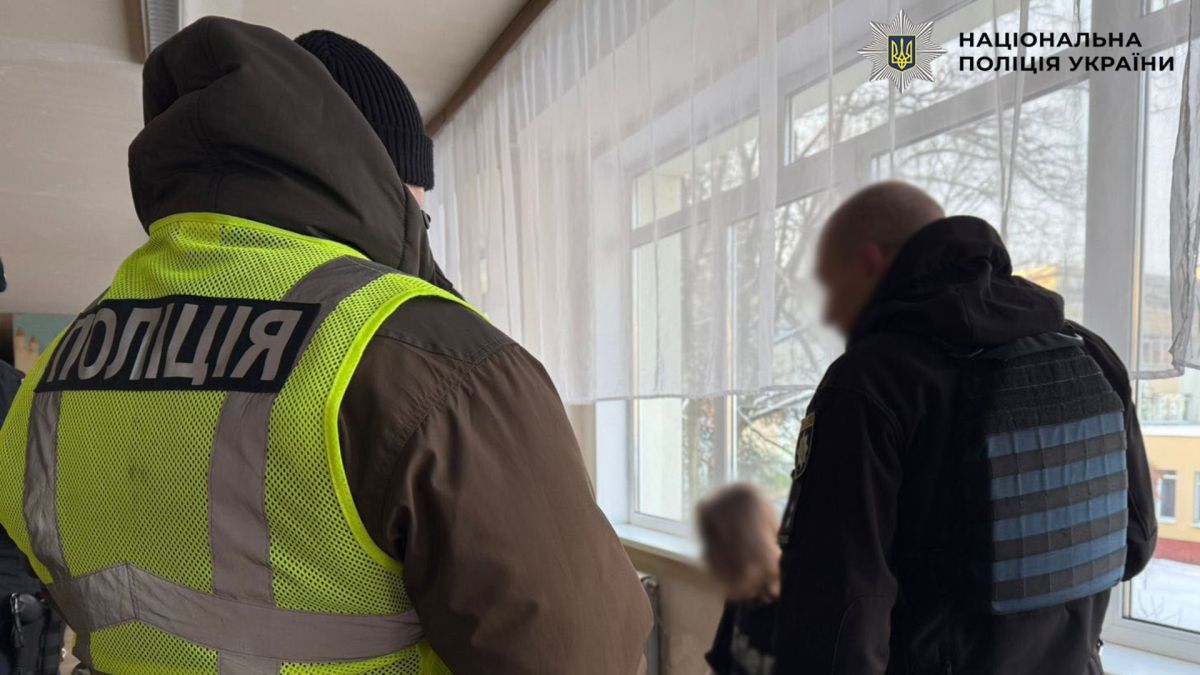 На Оболоні учень напав з ножем на вчительку та однокласника, в його телефоні виявили листування з ймовірно ворожими спецслужбами Поліцейські у будівлі школи