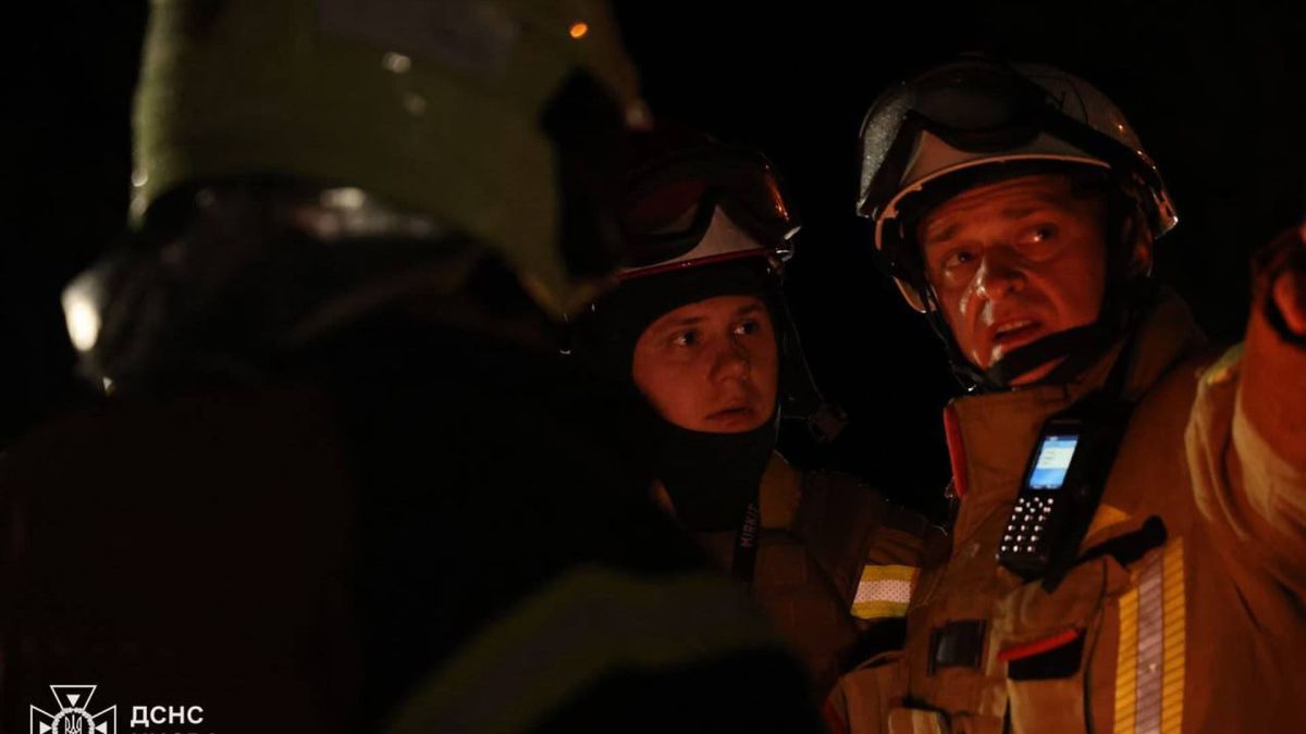 У Дарницькому районі після удару горіли складські будівлі Пожежа у складських будівлях Дарницького району Києва після ворожого ракетного удару, рятувальники ліквідовують займання