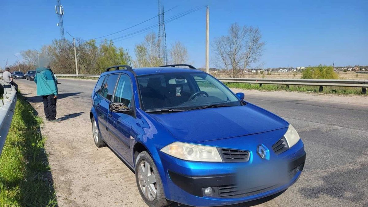 ДТП на Вишгородщині: 66-річний водій збив 75-річного пішохода Синій Renault Megane на узбіччі траси Київ-Вишгород-Десна після ДТП де 66-річний водій збив 75-річного пішохода на Вишгородщині