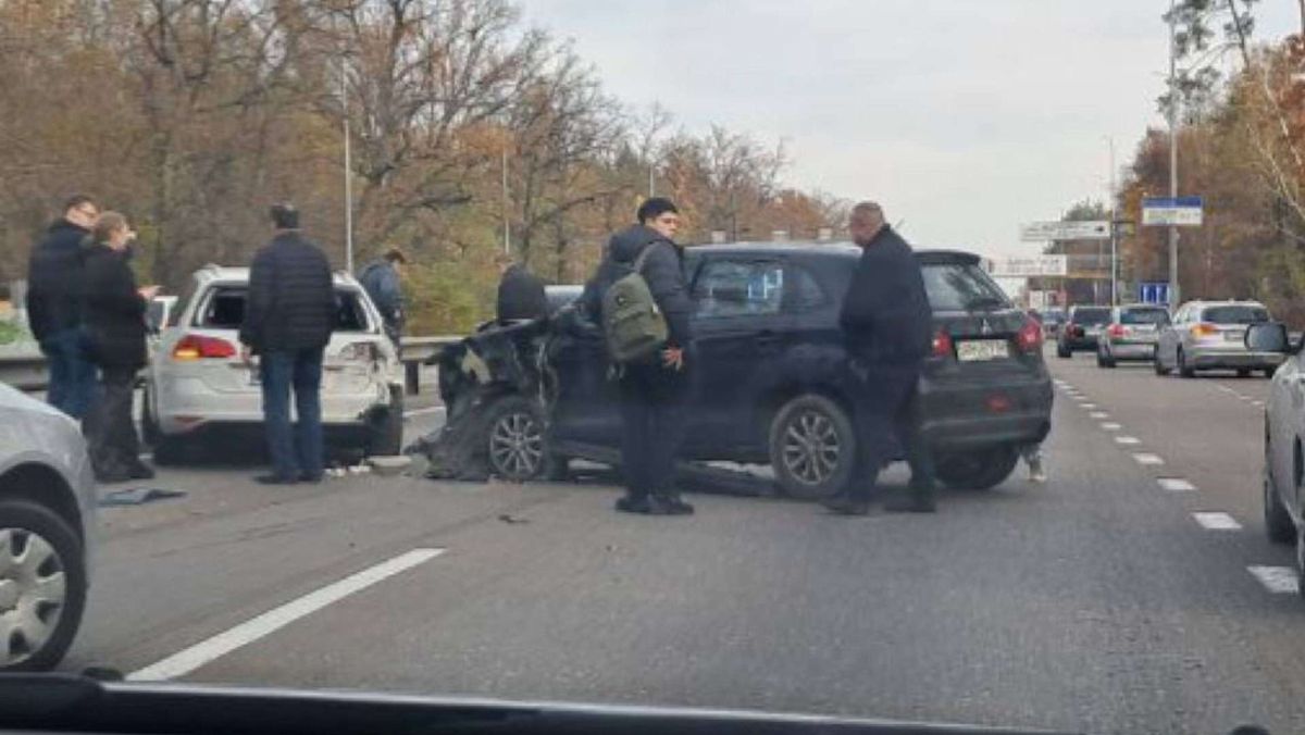 На Житомирській трасі — серія ДТП і масштабний затор на в’їзді до Києва Скупчення людей і два пошкоджені автомобілі після ДТП на трасі