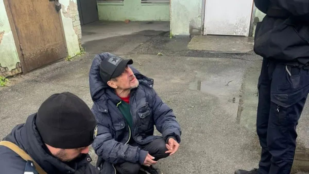 Підпал авто нардепа Гузя у Києві: затримали жителя Луганщини (оновлення) Поліцейський у формі НПУ оглядає каністру поруч із затриманим чоловіком на асфальті біля гаражів у Києві