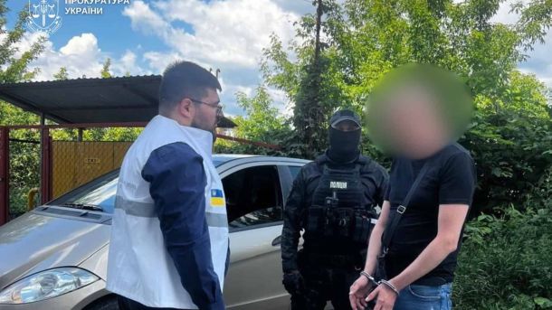 У Києві патрульні зупинили втікача на Mercedes: передали до ТЦК Поліцейські затримують підозрюваного у Києві за схему оформлення фіктивної інвалідності за $13 000