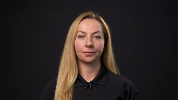 Засновник фонду у Києві засуджений на 7 років: брав $12 000 за виїзд за кордон Жінка з білявим волоссям у чорному поло на темному студійному тлі