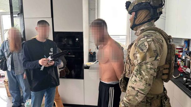 У Києві викрили шахраїв, які підробляли лічильники за 2500–5000 доларів Затримання посередника у підготовці замаху на офіцера ГУР МО України за 100 тисяч доларів у Києві