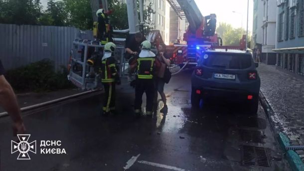 Пожежа в Голосіївському районі: евакуйовано дев'ятьох мешканців, є постраждалі Пожежа в Голосіївському районі: евакуйовано дев'ятьох мешканців, є постраждалі