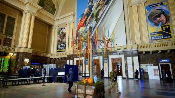 «Дим без вогню»: прокуратура ліквідувала нелегальну схему обігу електронних сигарет у Києві та 5 областях Великоднє дерево з кольоровими стрічками та писанками у головному залі Центрального вокзалу Києва на свято Великодня 12 квітня 2026 року