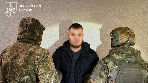 У Києві судитимуть жінку за погрозу підірвати управління поліції Затриманий підозрюваний у чорній куртці між двома правоохоронцями у камуфляжі під час спецоперації проти організованої злочинності