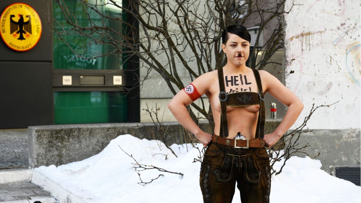FEMEN протестує у Києві проти ультраправих у Німеччині Активістка Femen («Фемен») біля Посольства Німеччини в Україні