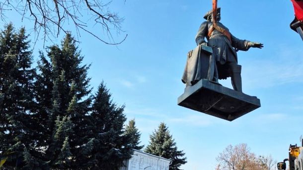 УХЛ: Київські Кепіталз влаштували видовищний матч проти Дніпра, а Сокіл здобуває мінімальну перемогу Демонтаж пам’ятника Петру Першому в Полтаві