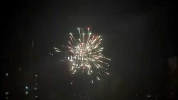 У Києві чоловік запустив салют, щоб здивувати дівчину Салют у небі