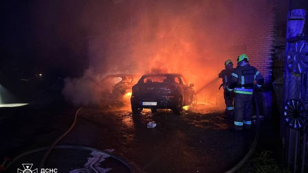 Пожежа у гаражному кооперативі Шевченківського району: горів Lexus Пожежа у гаражному кооперативі Шевченківського району: горів Lexus