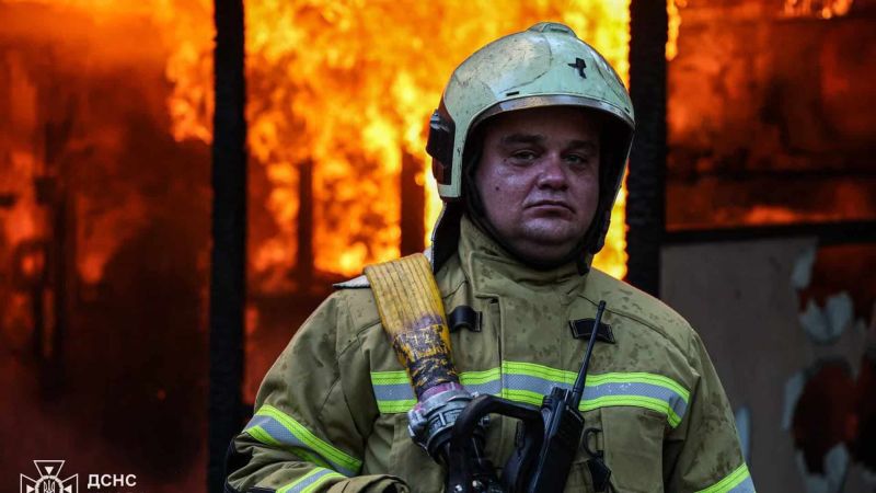 Головні новини Києва | Kyiv.News Пожежники ліквідують пожежу в закладі громадського харчування на вулиці Мілютенка у Деснянському районі Києва, площа займання 300 кв. м