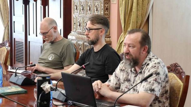 ЮНЕСКО підтримує реставрацію фресок і сейсмомоніторинг Софії Київської Троє науковців за столом під час пресконференції у Софії Київській, серед них В'ячеслав Корнієнко, перед ними мікрофони й ноутбук