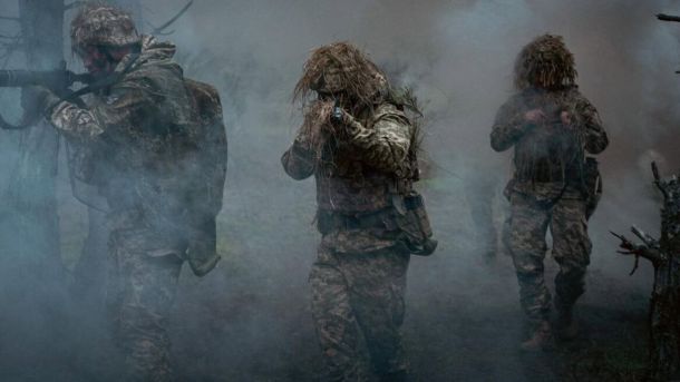 ЗСУ знищили 810 окупантів за добу: зведення Генштабу Українські військові у маскуванні в диму