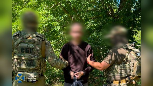 Головні новини Києва | Kyiv.News Співробітники СБУ затримують агента ФСБ, завербованого мобілізованого з Житомирщини, який наводив ракети на підрозділ дронарів