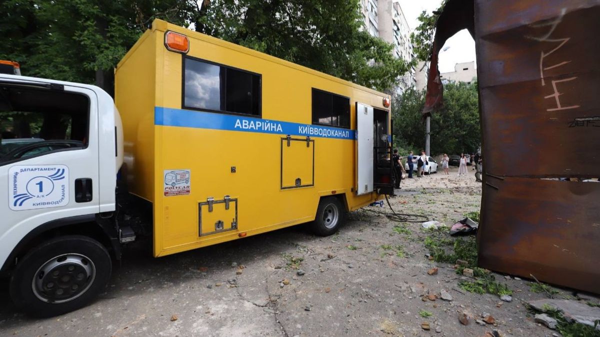 Чому Київводоканал відмовляється усувати деякі аварії Жовта аварійна машина Київводоканалу стоїть біля житлового будинку на місці ліквідації аварії водопроводу