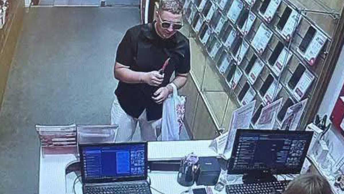 Погрози з ножем у ТЦ «Буча Пасаж»: чоловік лякав працівників магазинів Погрози з ножем у ТЦ «Буча Пасаж»: чоловік лякав працівників магазинів