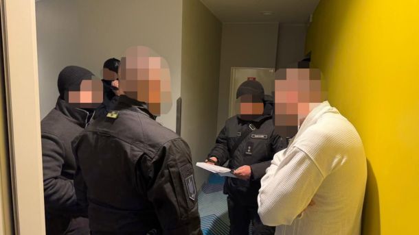 70 ракет і 450 дронів: удар по енергооб'єктах у 8 областях України Працівники ДБР зачитують підозрюваному документ