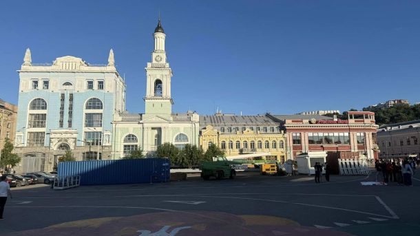 У Деснянському районі водій Nissan втік тротуаром і напав на поліцейських Контрактова площа в Києві без колеса огляду: спецтехніка та контейнер на місці демонтованого атракціону