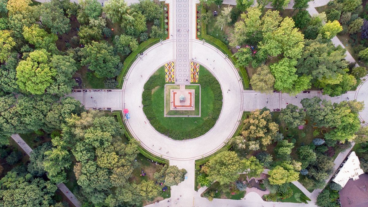 У Києві цього тижня проведуть безплатні дитячі екскурсії-квести: розклад Зелені парки та алейки в центрі Києва з пташиного польоту, міське зелене простір з упорядкованими доріжками та насадженнями.