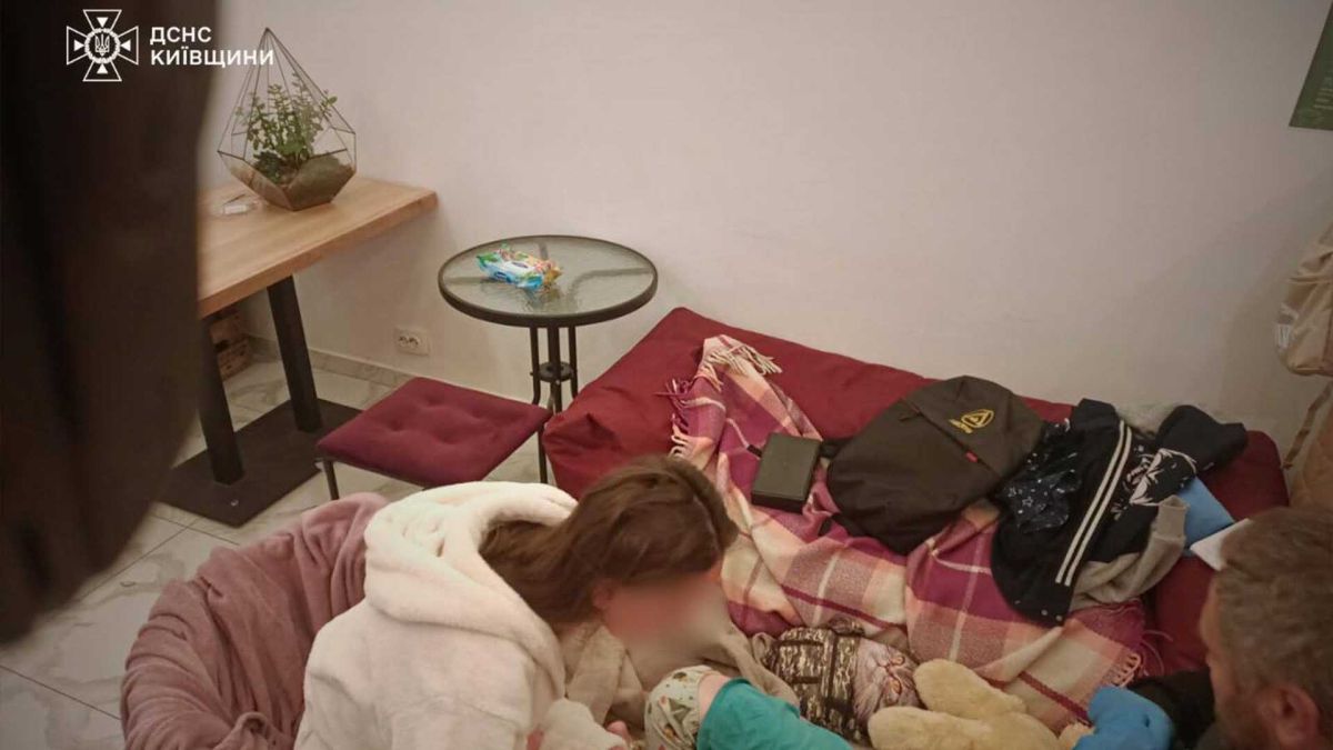 Масштабна атака на Київ та область: 4 загиблих, 41 поранений, зруйновано житловий комплекс Постраждала від російського удару жінка з дитиною