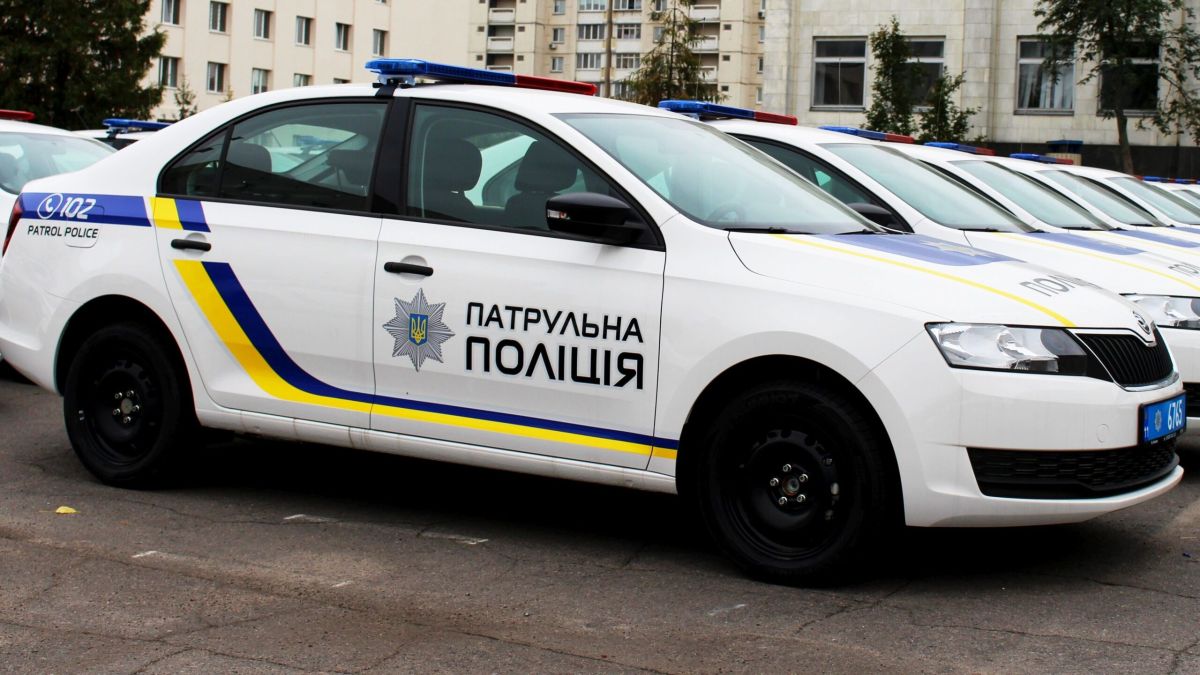 Біля ТРЦ на Оболоні хлопцю завдали ножового поранення: нападника затримано Автомобіль патрульної поліції України з написом Patrol Police та жовто-синіми смугами