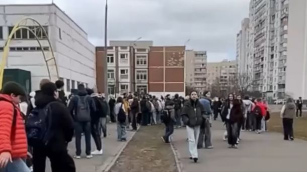 Майор поліції з МВС продавав бронювання через працевлаштування в ДСНС Евакуація учнів із ліцею «Троєщина» у Деснянському районі Києва після повідомлення про замінування 17 березня 2026 року