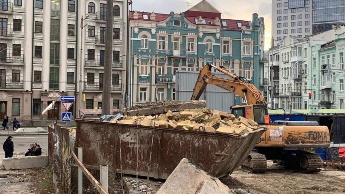 15 квітня суд вирішить долю «Будинку з комахами» на Володимирській Будівельна техніка та будівельне сміття на вулиці Володимирській у Києві біля історичного Будинку з комахами