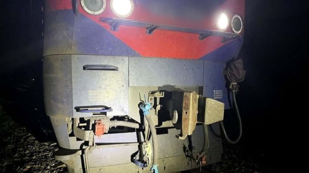 Трагедія на Київщині: мати та двоє дітей загинули у пожежі на Володарщині Передня частина локомотива з увімкненими фарами, знята вночі