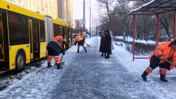 Один із найсучасніших у Європі кінологічних центрів відкрився на Київщині Жовтий тролейбус на зупинці, комунальники в помаранчевих жилетах прибирають сніг та лід біля пасажирів