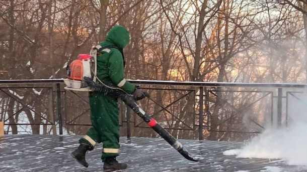 Потепління підвищує ризик падіння бурульок: поради ДСНС Дороги й тротуари столиці обробляють протиожеледними засобами