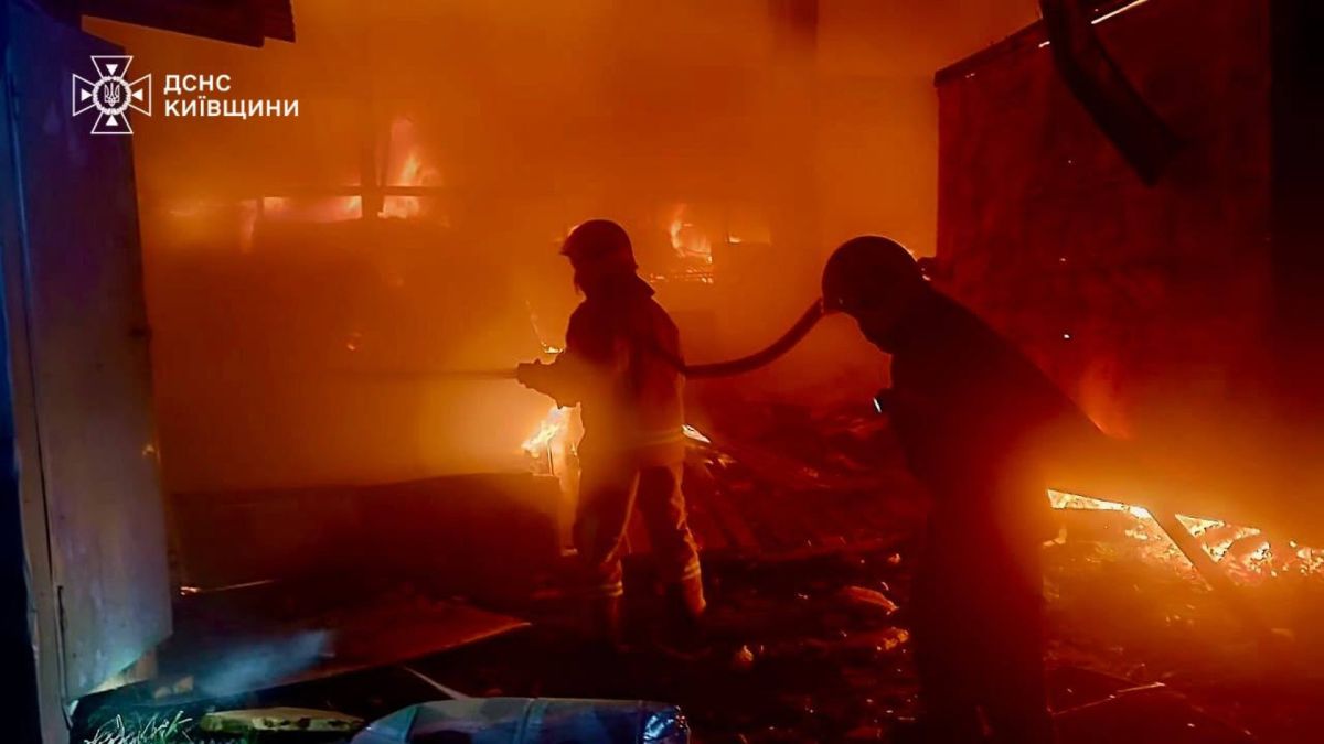 Пожежа на підприємстві у Білоцерківському районі: вогонь охопив 800 кв. м Рятувальники ДСНС Київщини гасять пожежу на виробничо-складській будівлі підприємства у Білоцерківському районі після ворожого влучання 16 квітня 2026 року