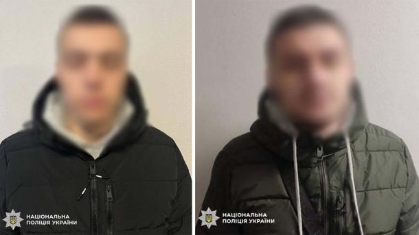 У Києві чоловік з помсти підпалив авто сусідки — постраждали три машини Двоє затриманих підозрюваних у пограбуванні 57-річного киянина в Солом'янському районі — фото Національної поліції