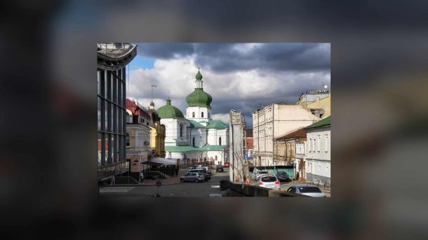 Ці вихідні у Києві: перелік захоплюючих подій на weekend Барокова церква Миколи Притиска 1695-1707 років з зеленими куполами на вулиці Хорива, 5-а на Подолі в Києві на тлі хмарного неба